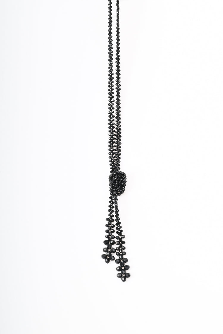 Collana lunga con perline e nodo