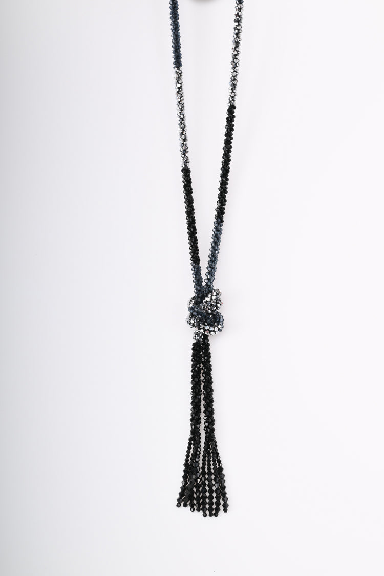 Collana lunga in perline con nodo
