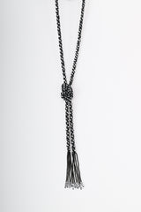 Collana lunga con nodo e frange