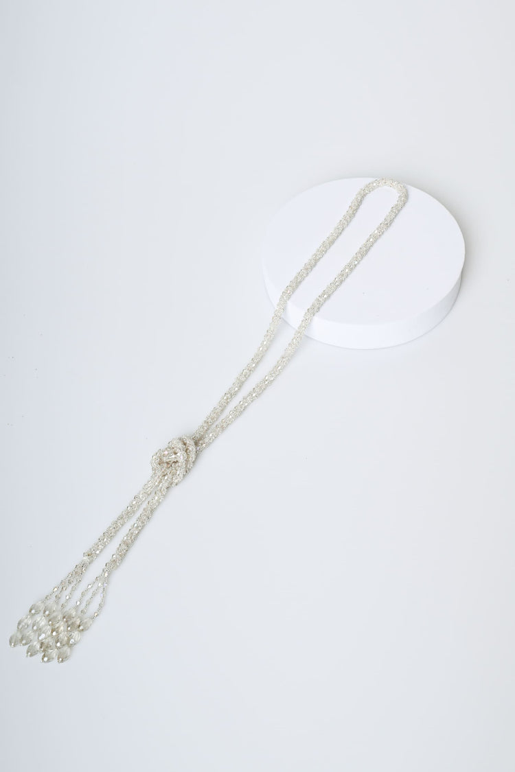 Collana lunga con nodo e perline