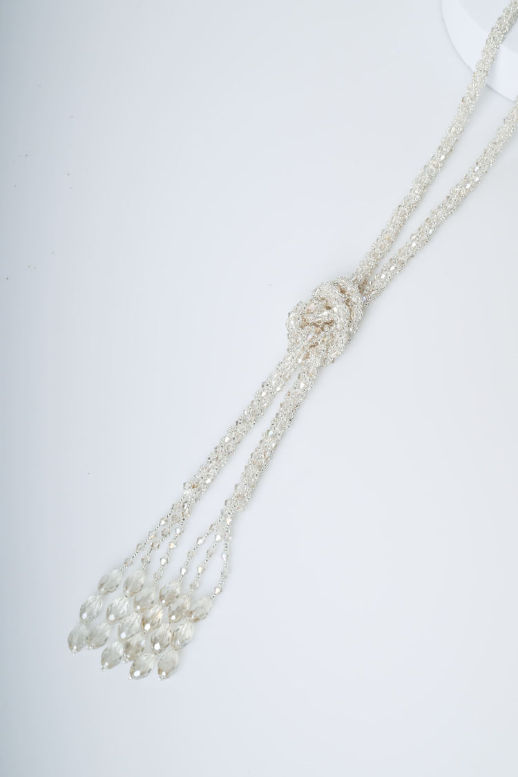 Collana lunga con nodo e perline