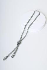 Collana lunga con nodo e perline