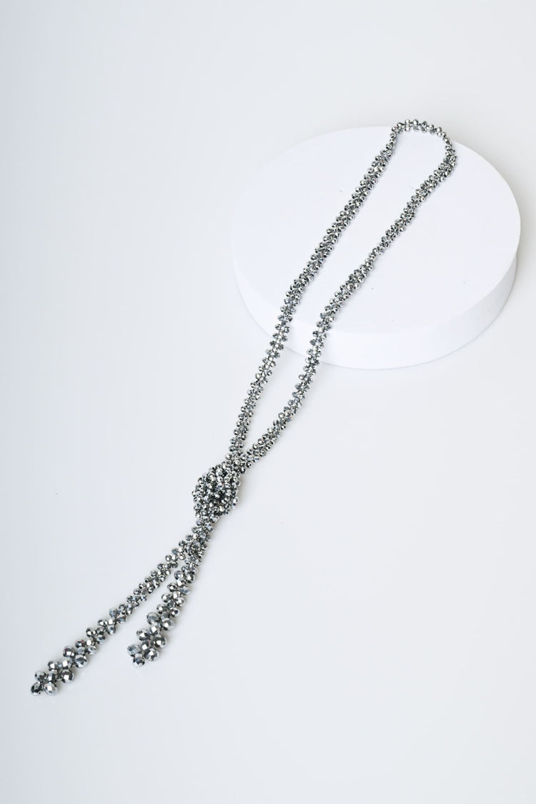 Collana lunga con nodo e perline