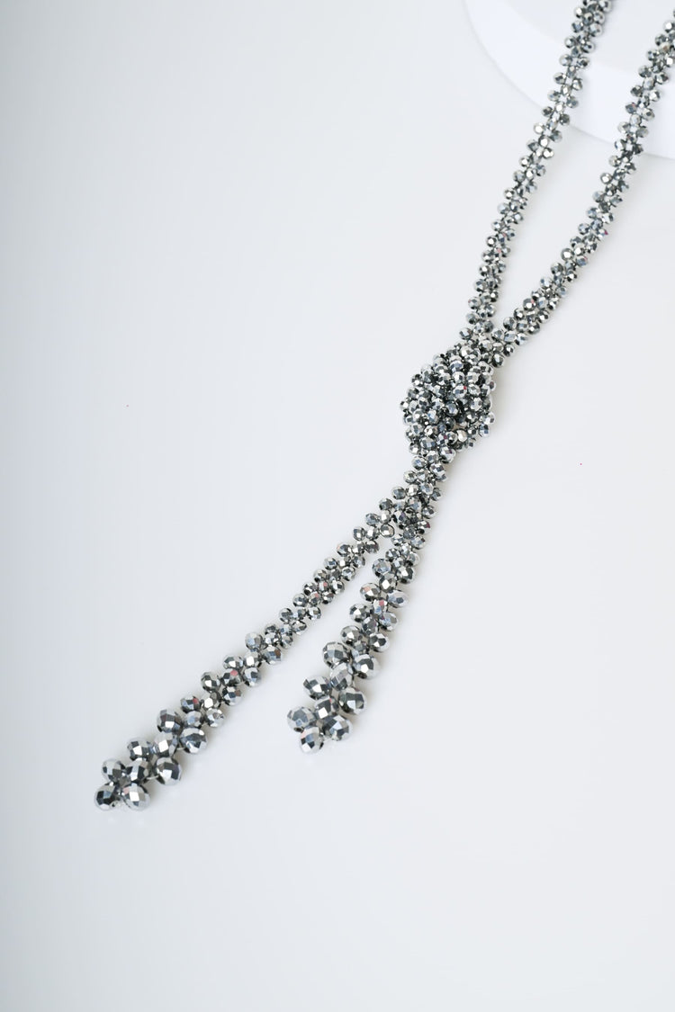 Collana lunga con nodo e perline
