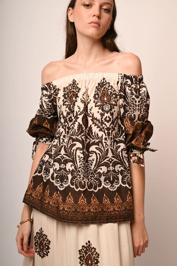 Blusa a stampa etnica con spalle scoperte