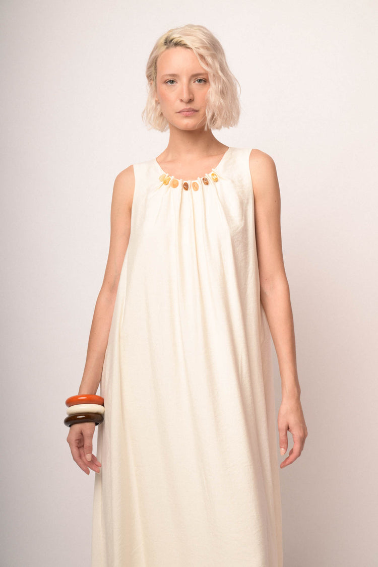 Abito lungo avorio con pietre decorative multicolor
