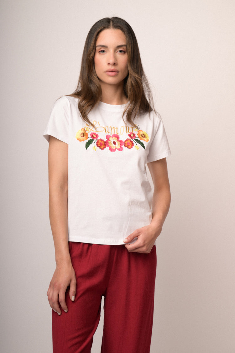 T-shirt in cotone bianco con ricamo Lamour