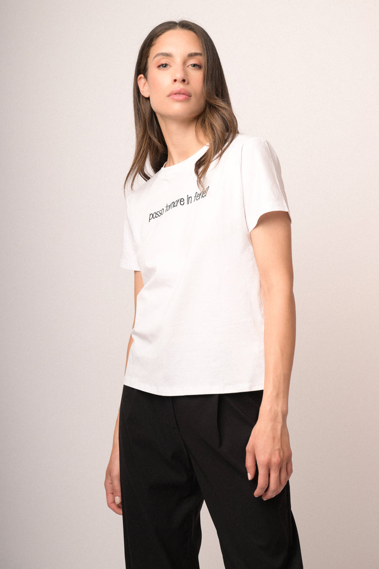T-shirt bianca con scritta ricamata