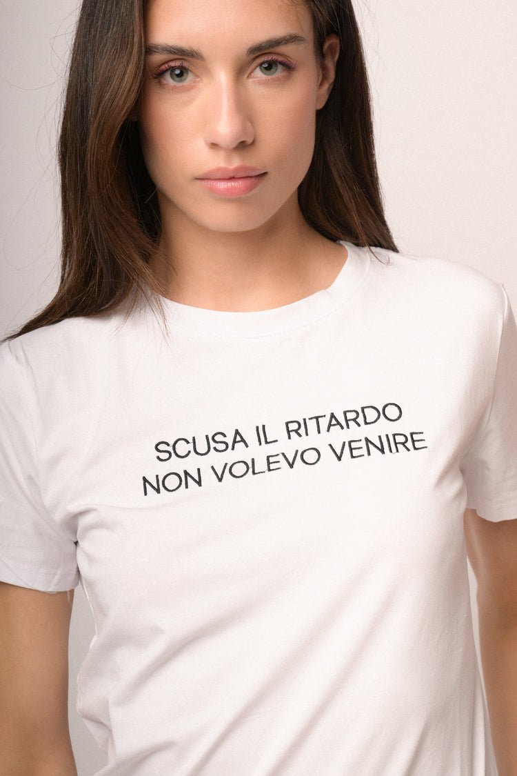 T-shirt bianca con scritta frontale ricamata