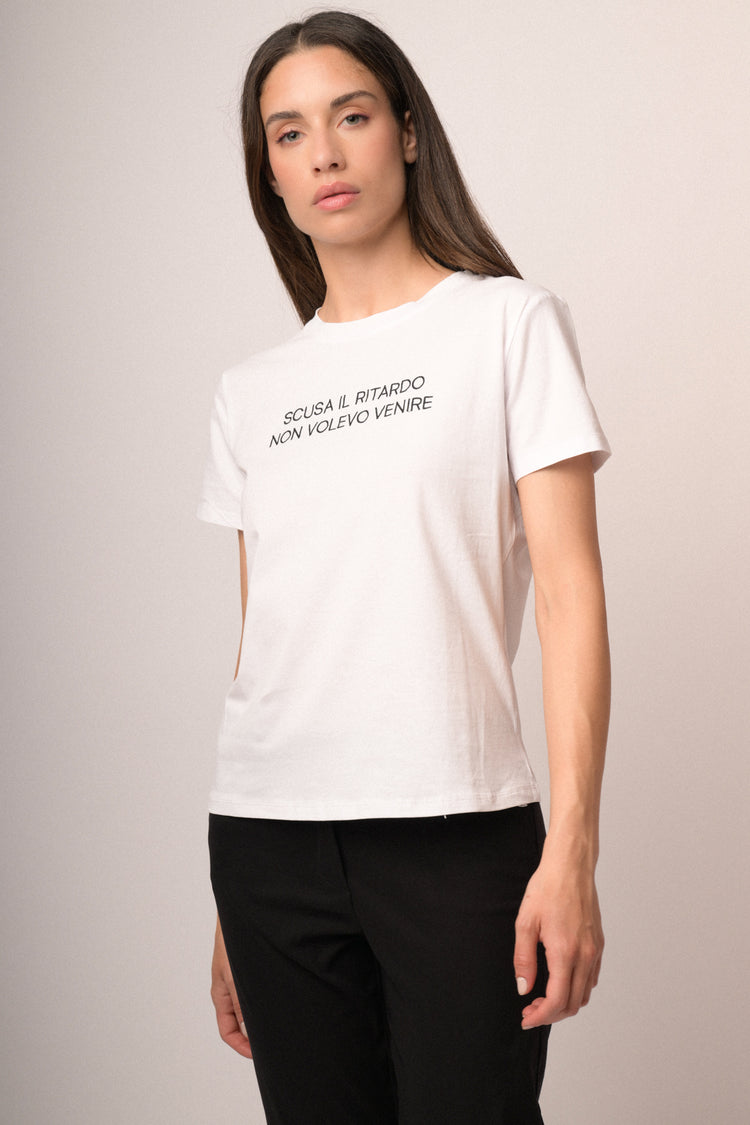 T-shirt bianca con scritta frontale ricamata
