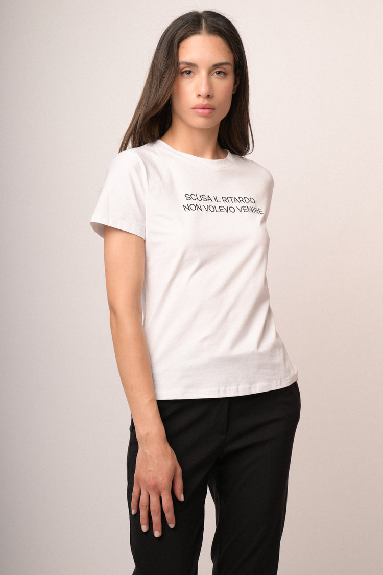 T-shirt bianca con scritta frontale ricamata