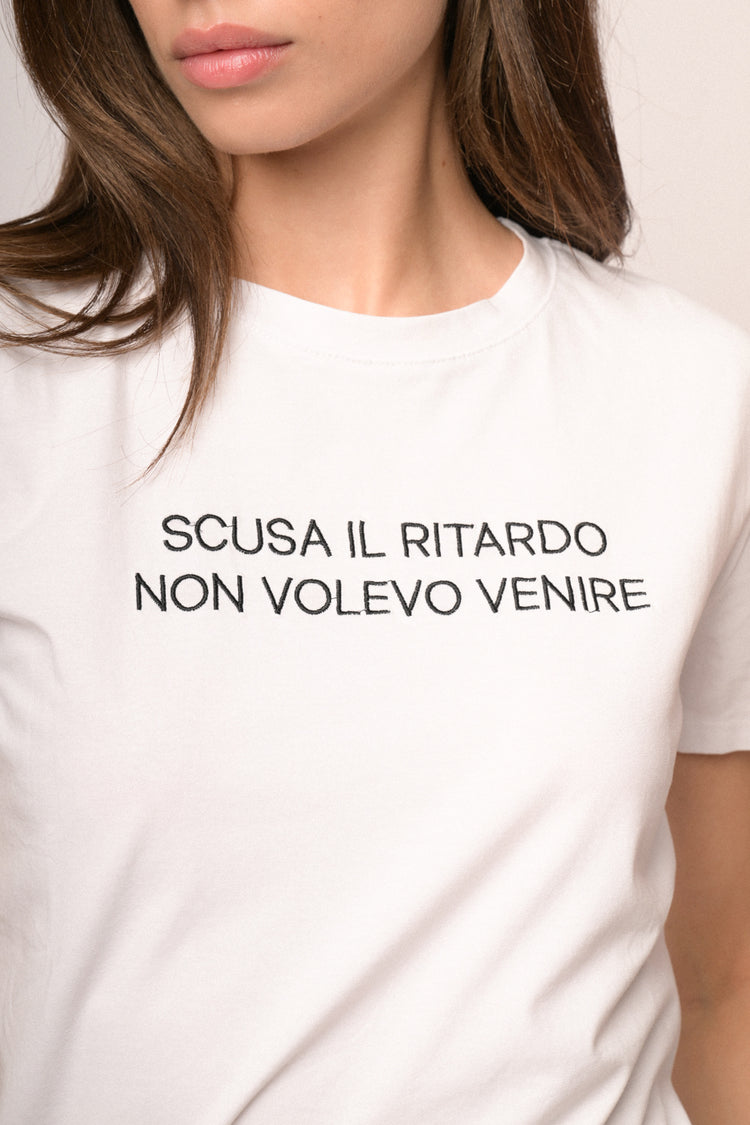 T-shirt bianca con scritta frontale ricamata