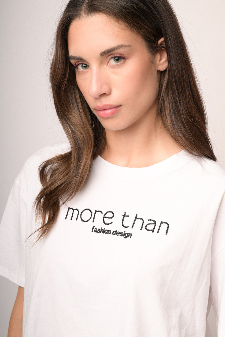 T-shirt bianca con scritta in paillettes