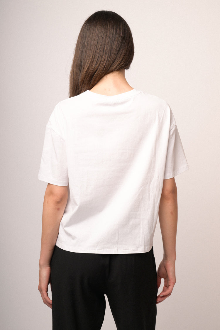 T-shirt bianca con scritta in paillettes