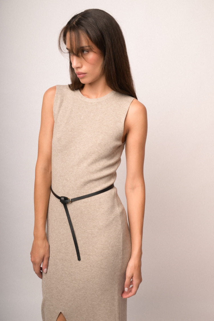 Abito midi in maglia beige con cintura