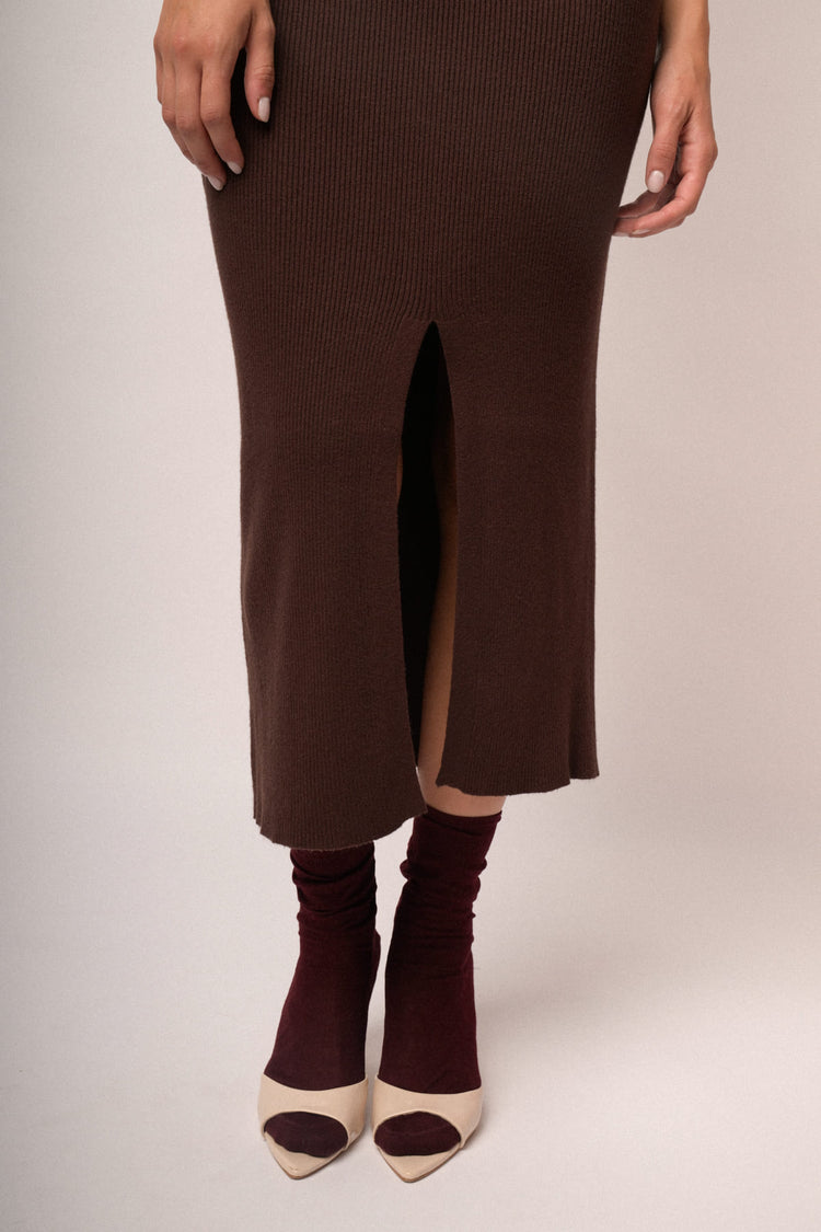 Abito midi in maglia cioccolato con cintura