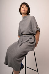 Abito midi in maglia grigia con cintura