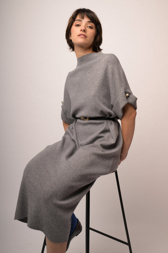 Abito midi in maglia grigia con cintura