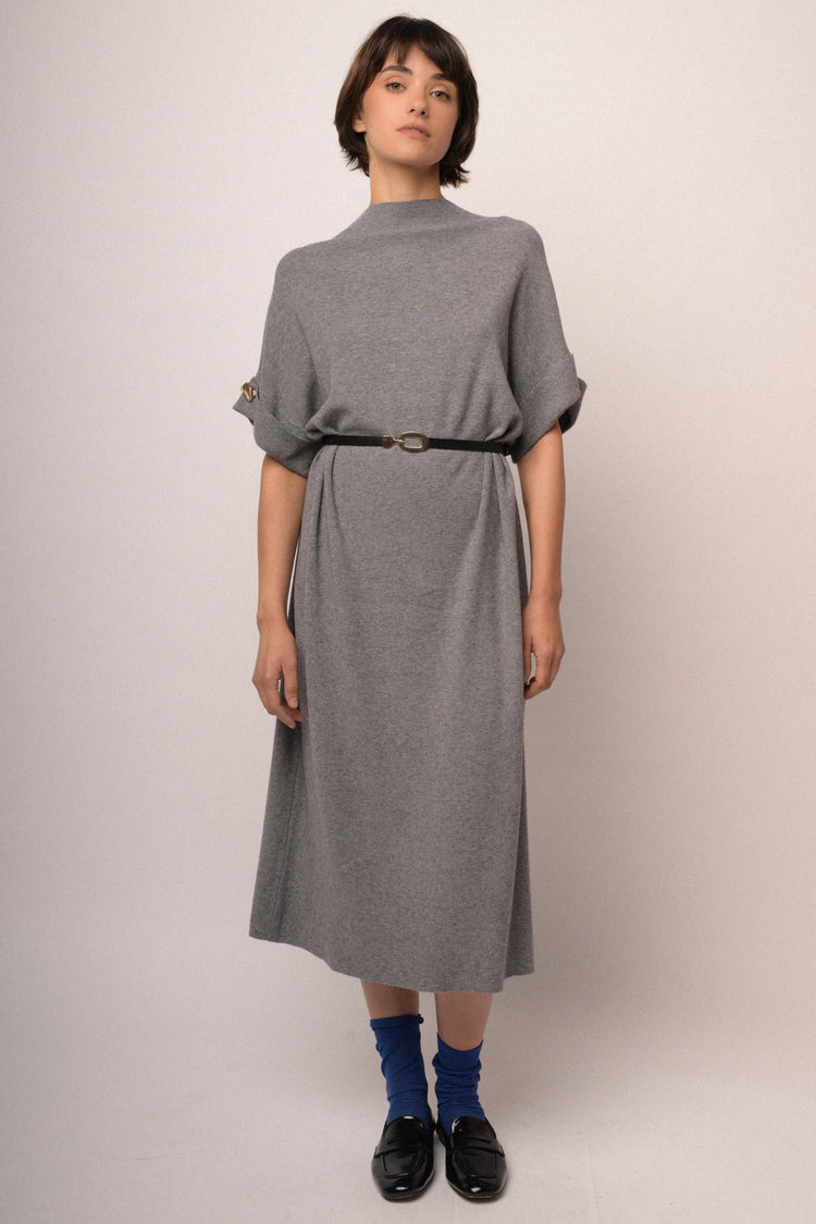 Abito midi in maglia grigia con cintura