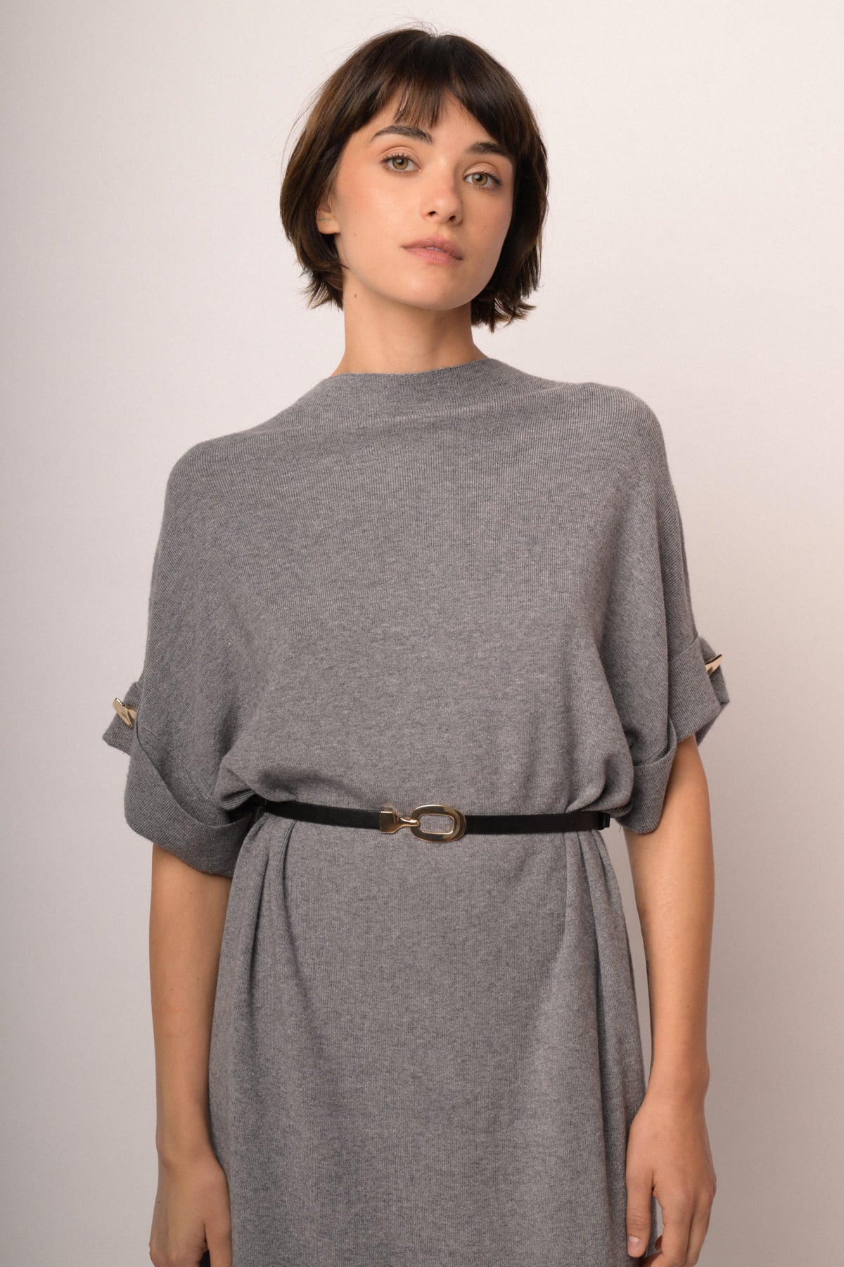 Abito midi in maglia grigia con cintura