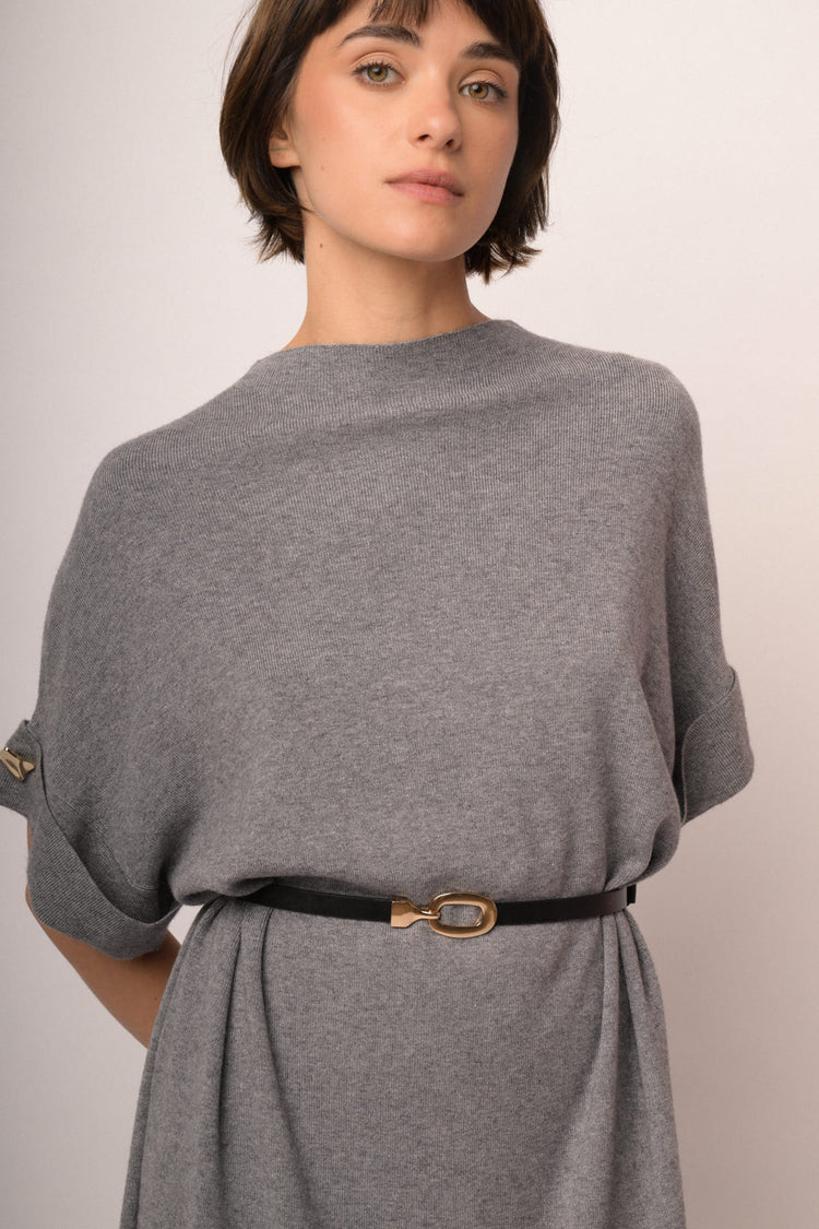Abito midi in maglia grigia con cintura