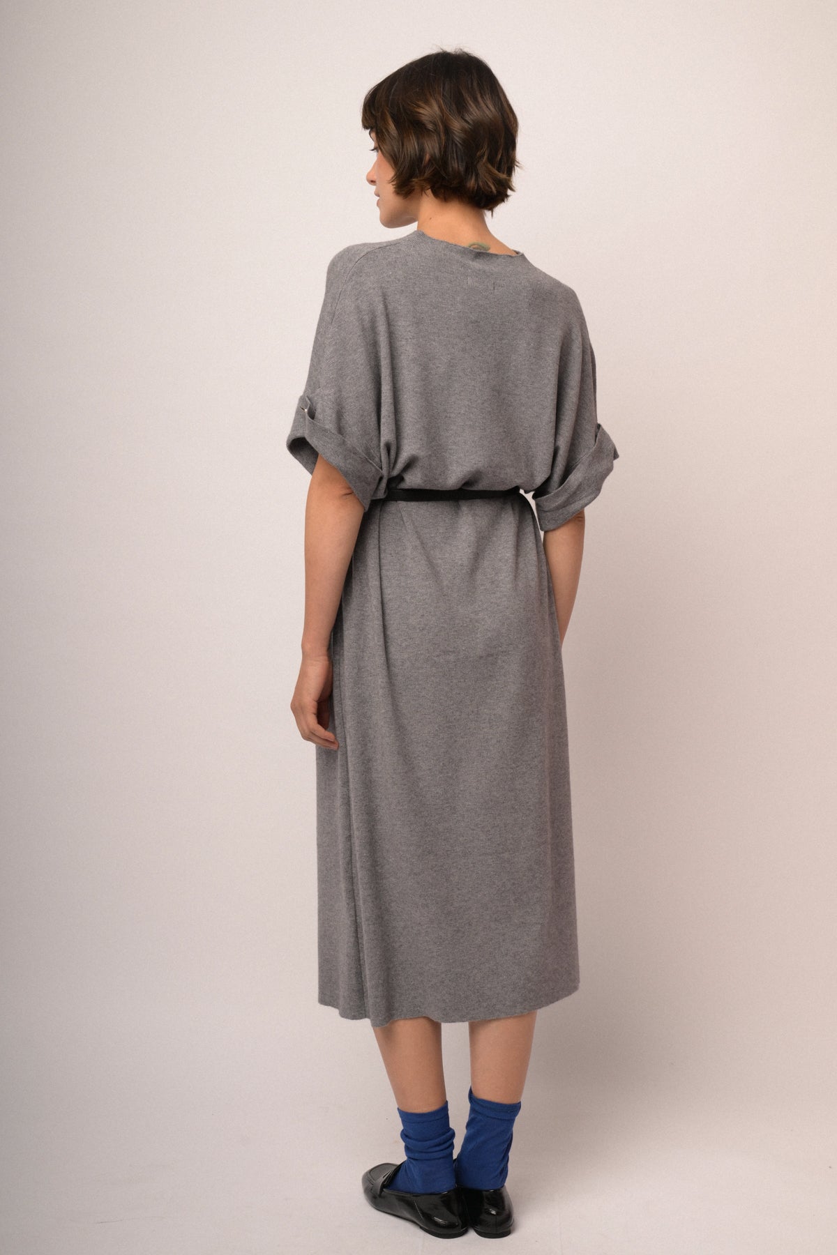 Abito midi in maglia grigia con cintura