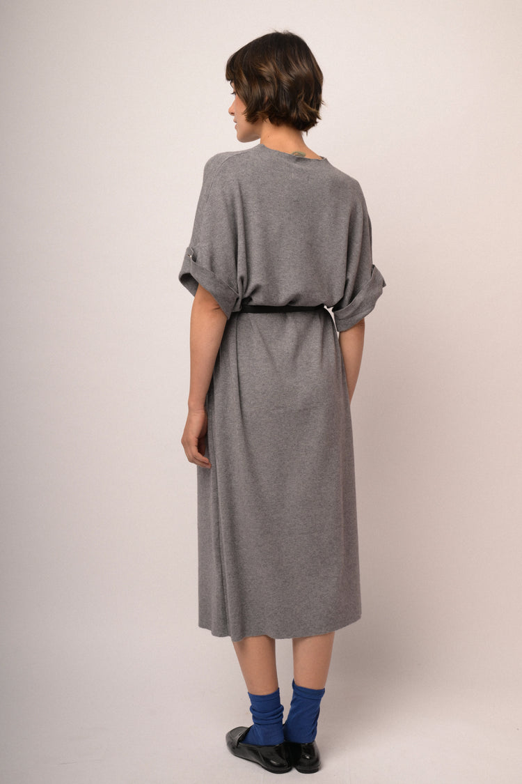Abito midi in maglia grigia con cintura