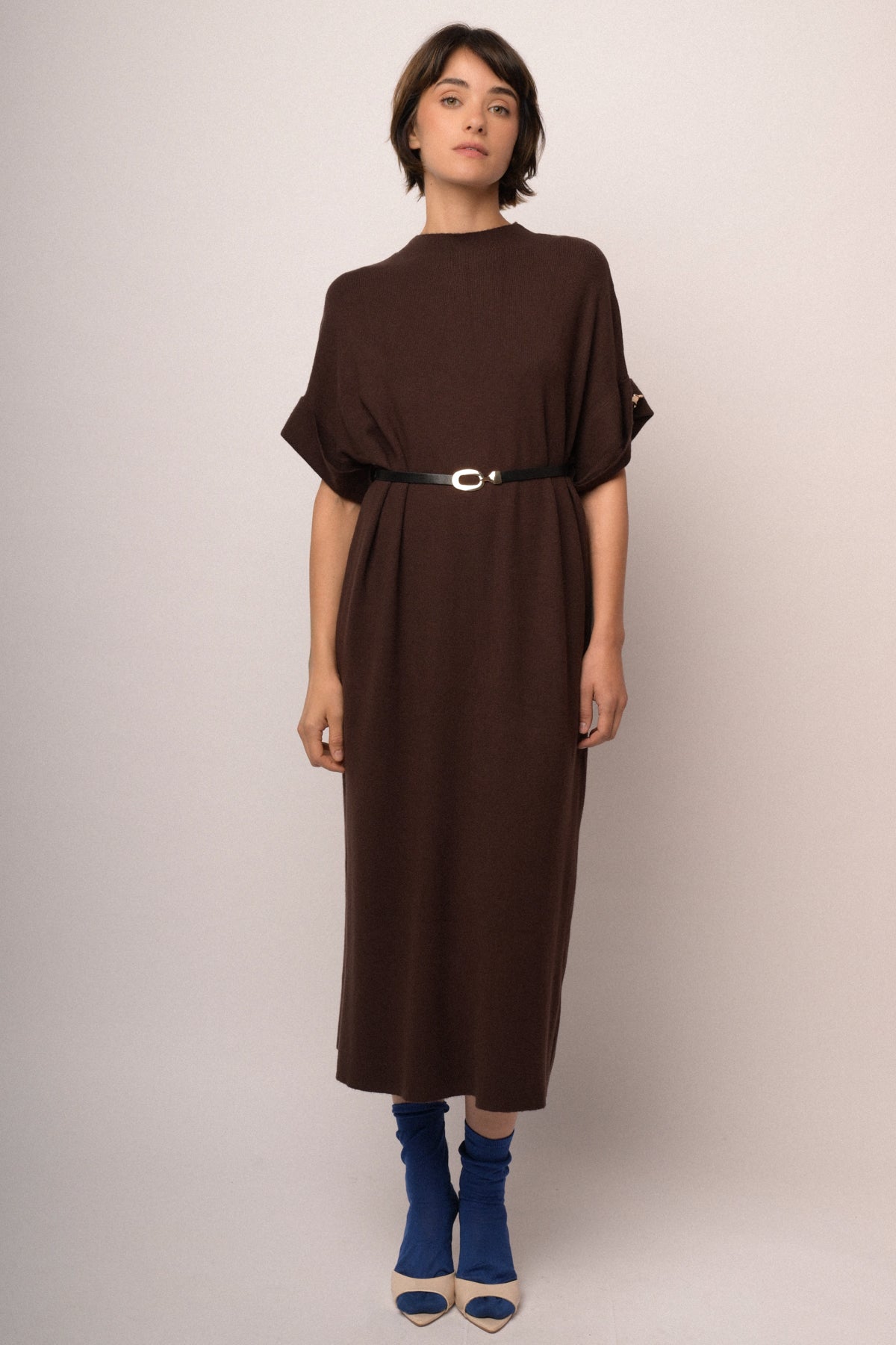 Abito midi in maglia cioccolato con cintura