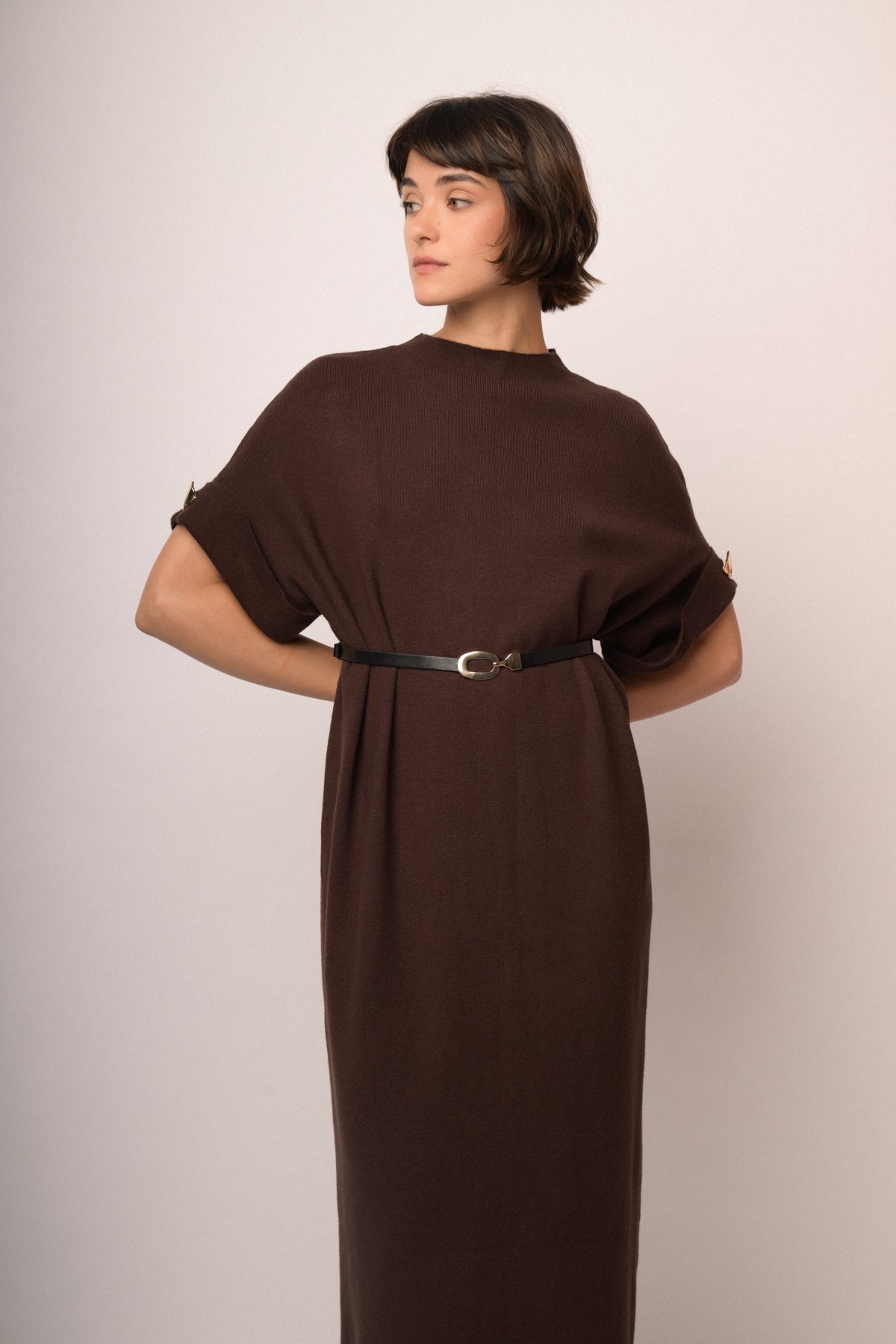 Abito midi in maglia cioccolato con cintura