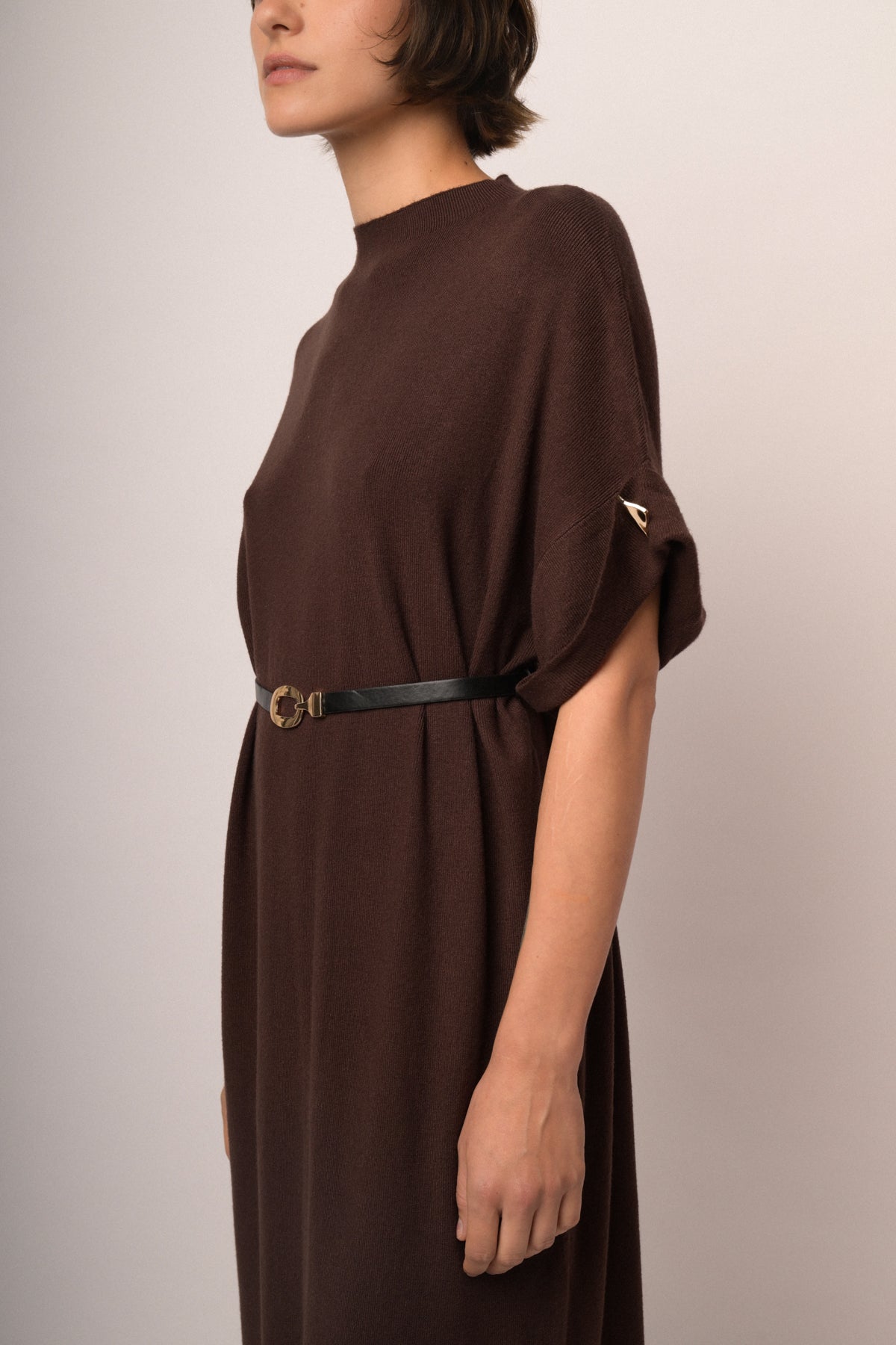 Abito midi in maglia cioccolato con cintura