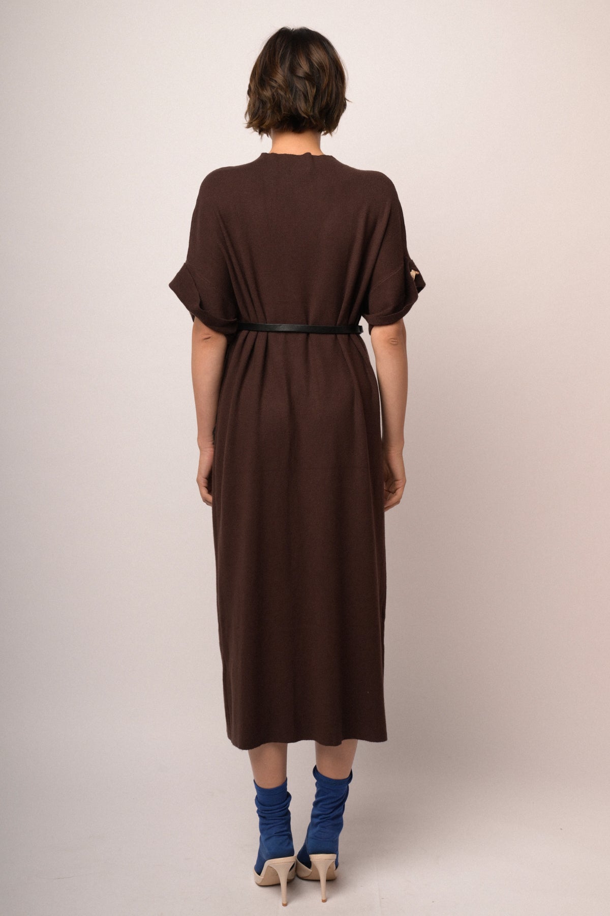 Abito midi in maglia cioccolato con cintura