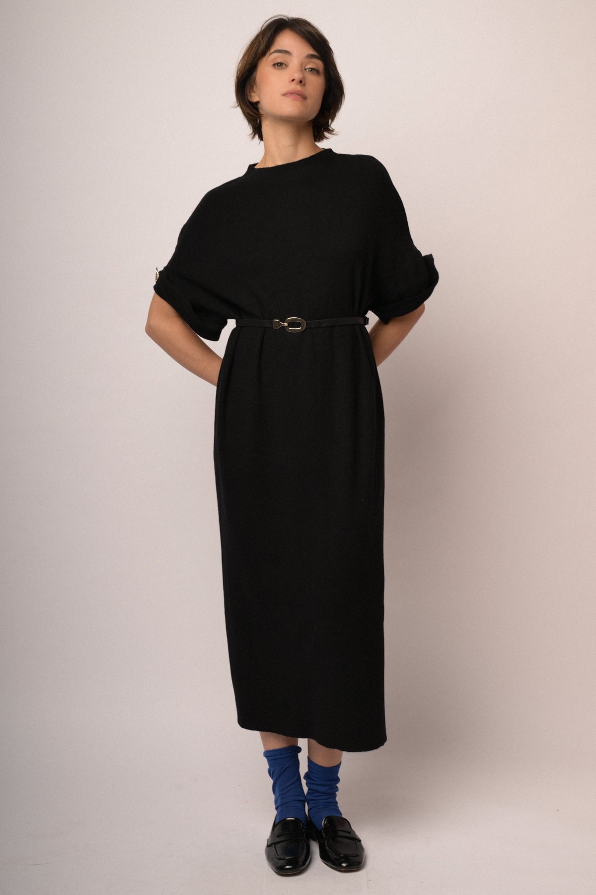 Abito midi in maglia nera con cintura