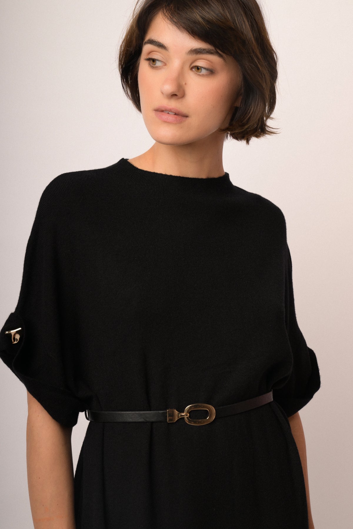 Abito midi in maglia nera con cintura