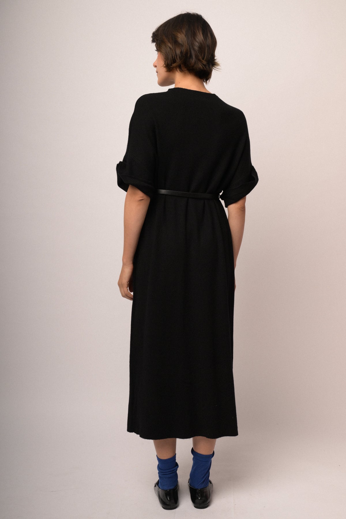 Abito midi in maglia nera con cintura