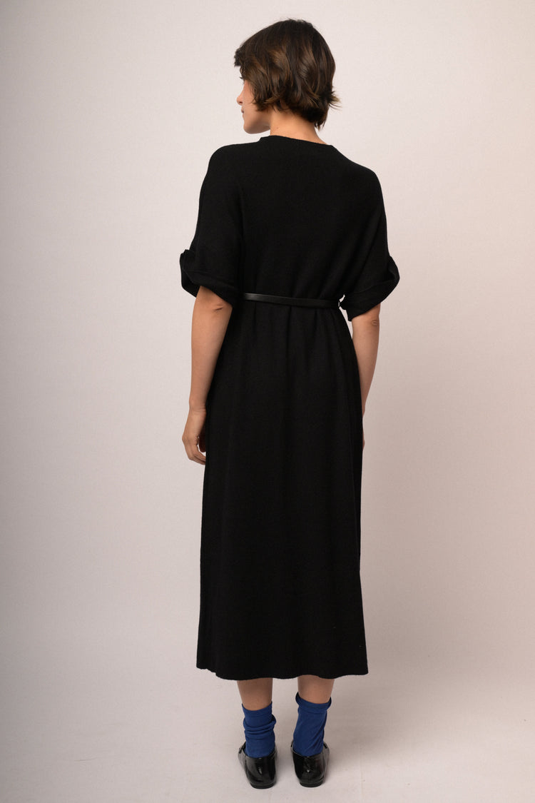 Abito midi in maglia nera con cintura