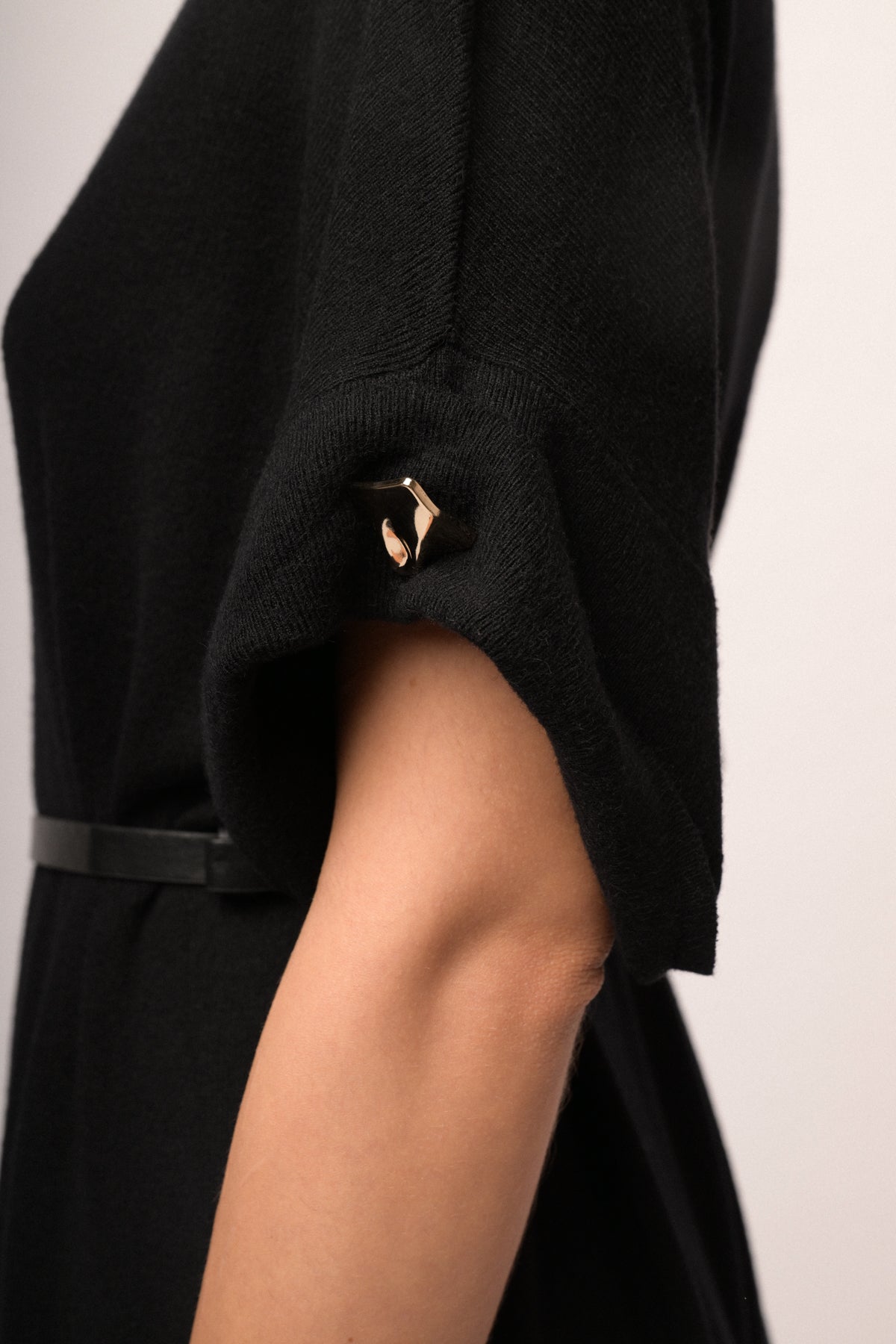 Abito midi in maglia nera con cintura
