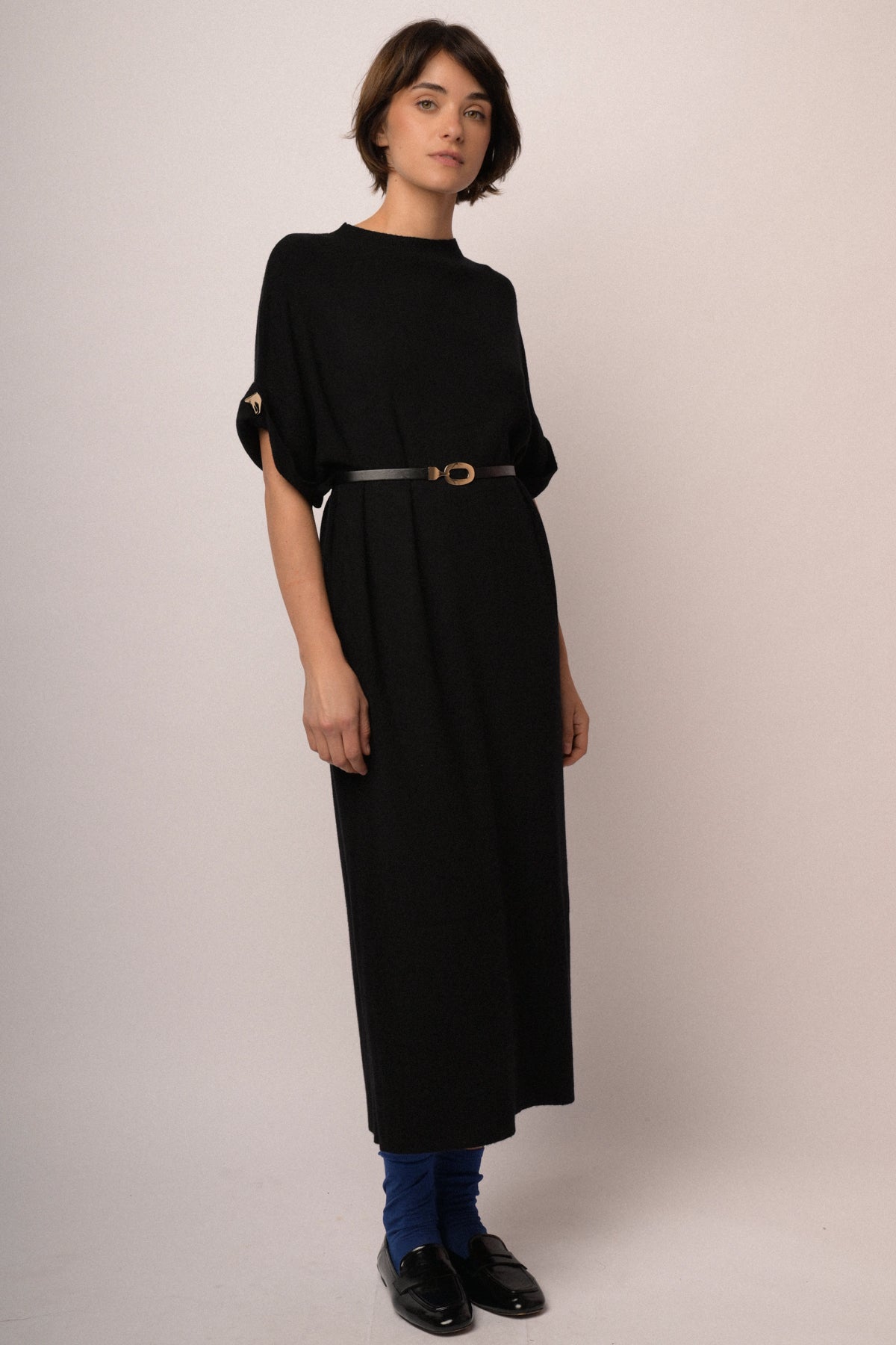 Abito midi in maglia nera con cintura