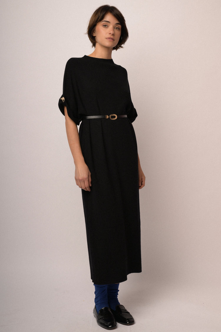 Abito midi in maglia nera con cintura