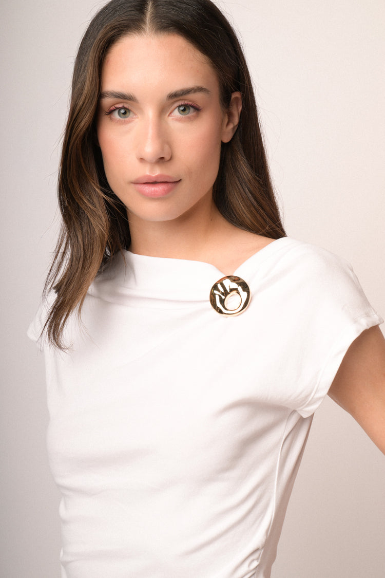 T-shirt in cotone bianco con spilla