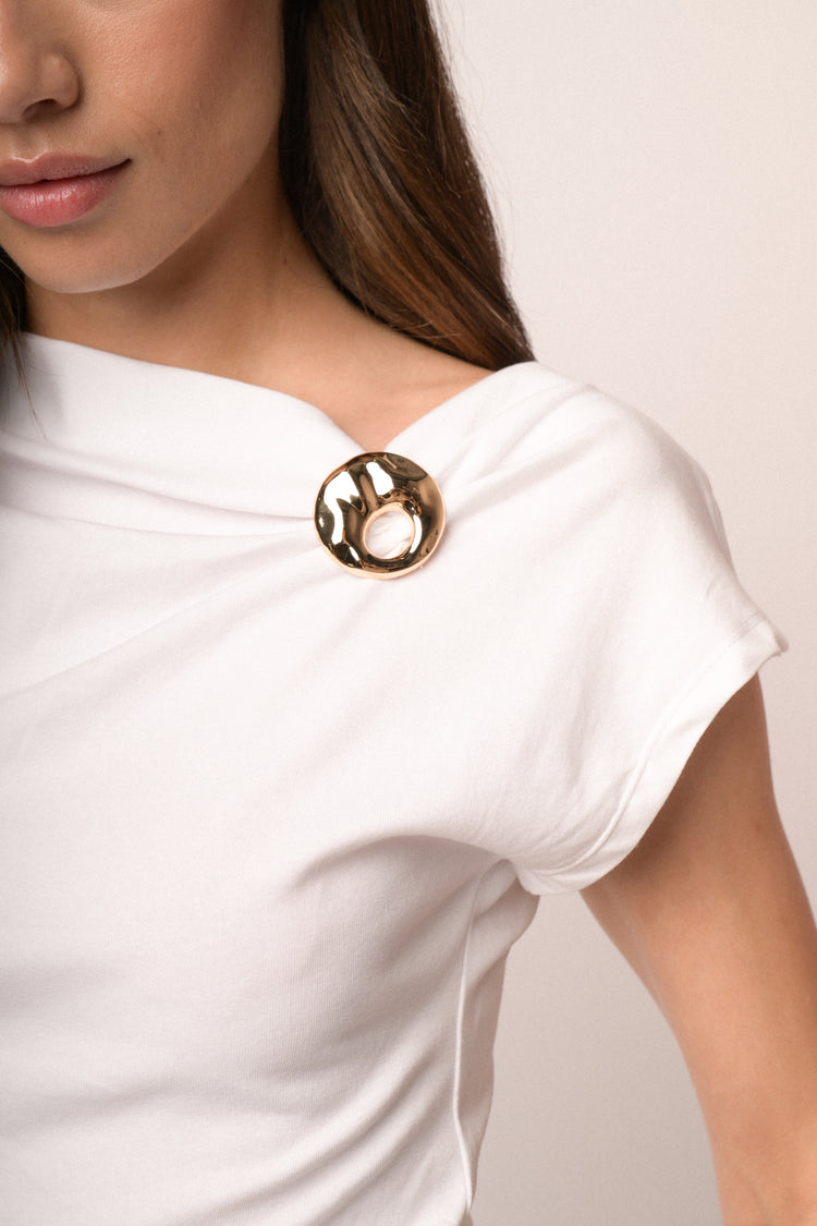 T-shirt in cotone bianco con spilla