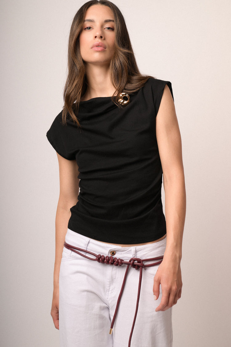 T-shirt in cotone nero con spilla