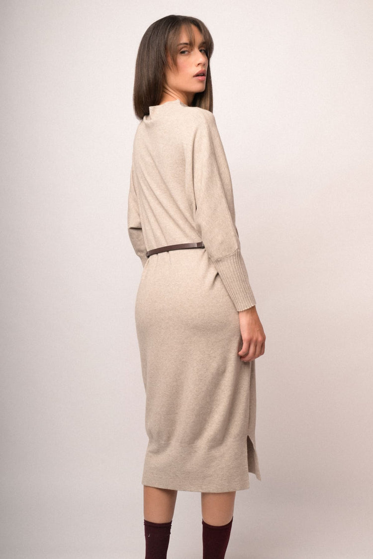 Abito midi e oversize in maglia tortora con cintura