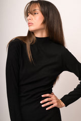 Abito midi in maglia nera con arricciatura