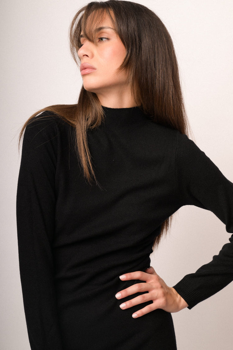 Abito midi in maglia nera con arricciatura