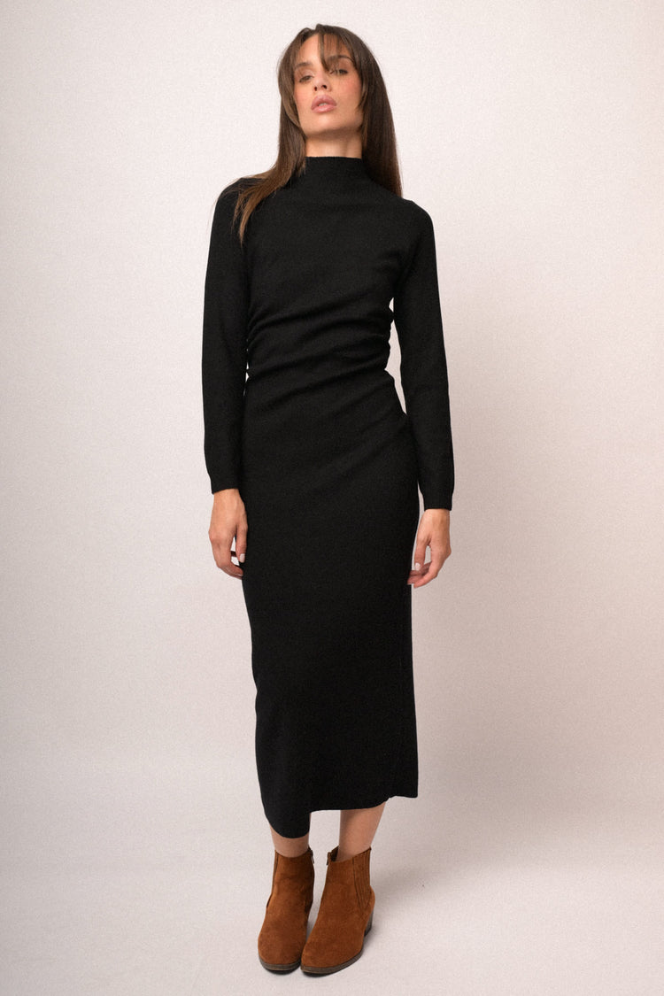 Abito midi in maglia nera con arricciatura