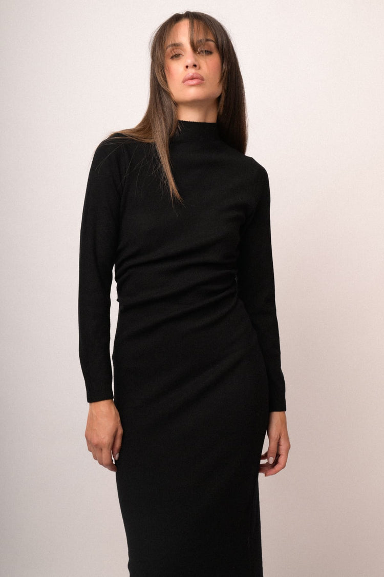 Abito midi in maglia nera con arricciatura