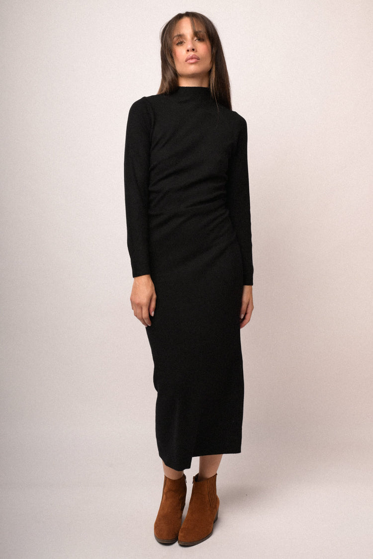 Abito midi in maglia nera con arricciatura