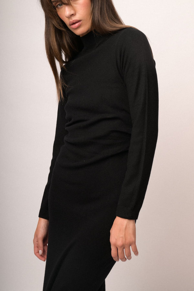 Abito midi in maglia nera con arricciatura