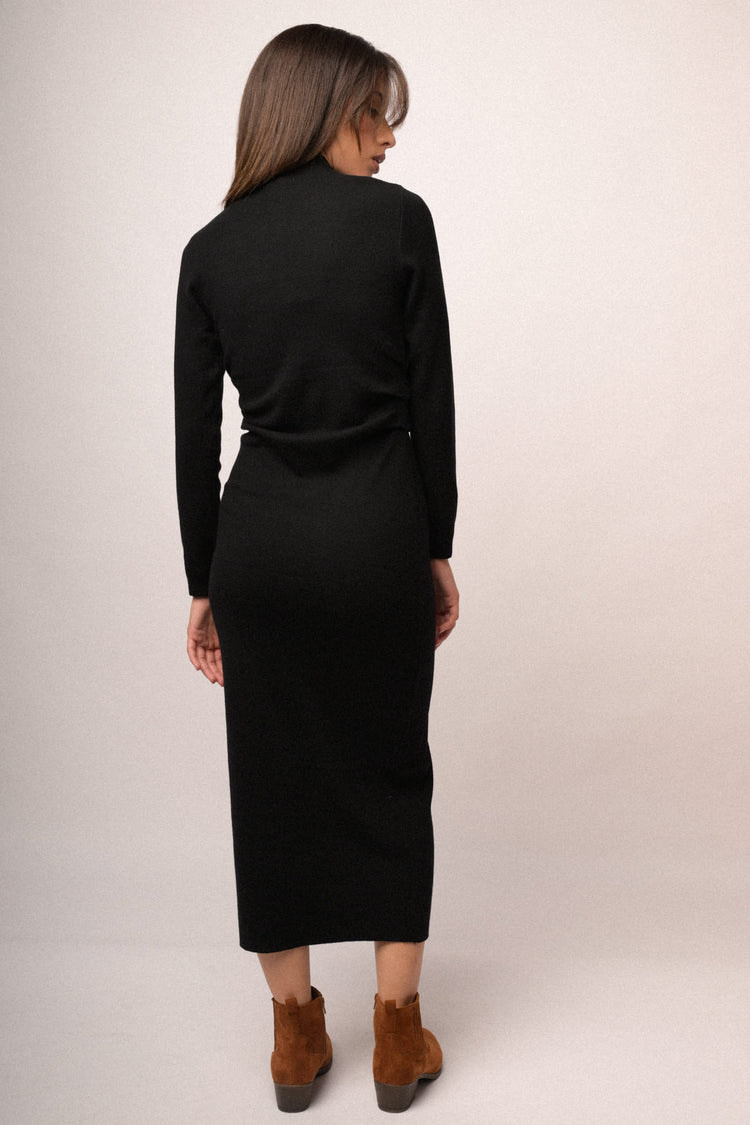 Abito midi in maglia nera con arricciatura