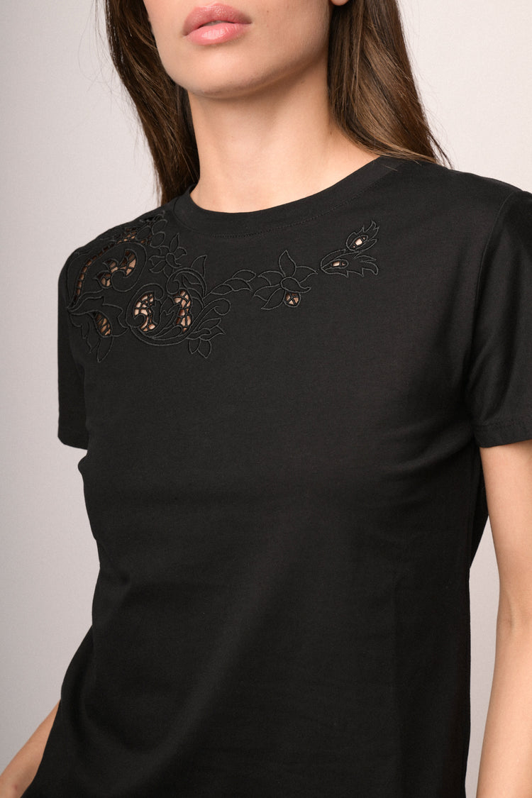 T-shirt nera con ricamo floreale